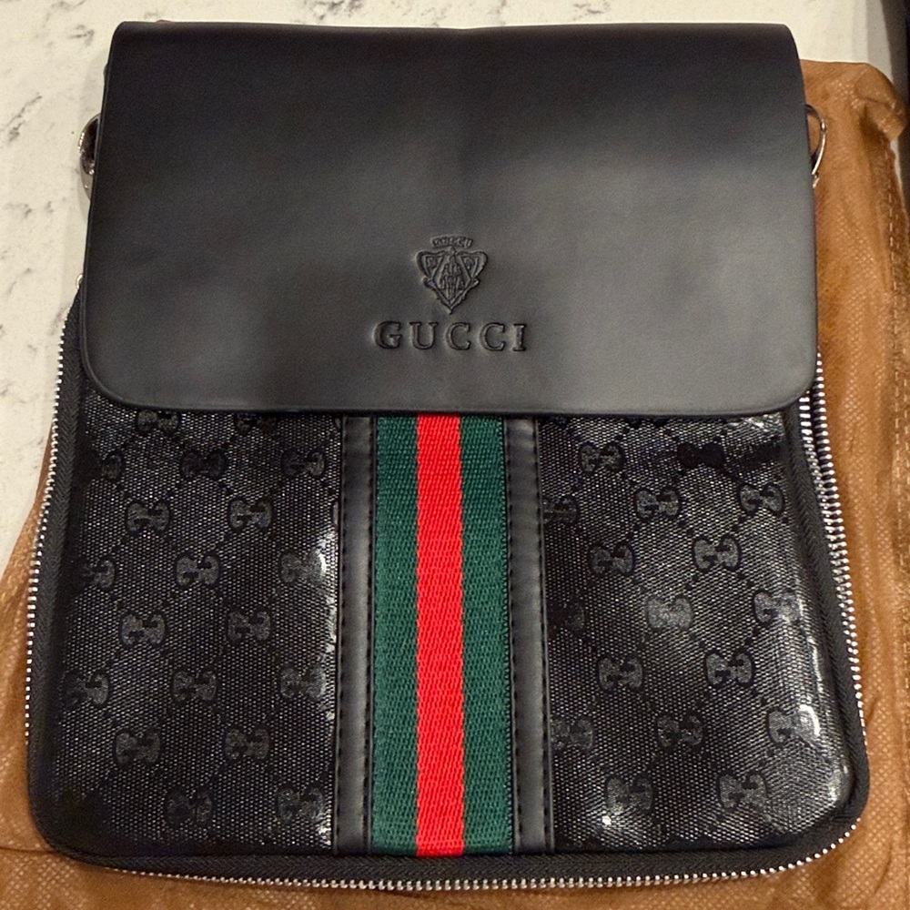 Gucci Black GG Supreme Crossbody with Red and Green Web Stripe - Picture 2 of 6